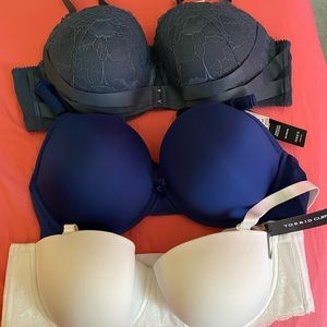(4) Torrid plunge bras - 44D - 3 NWT